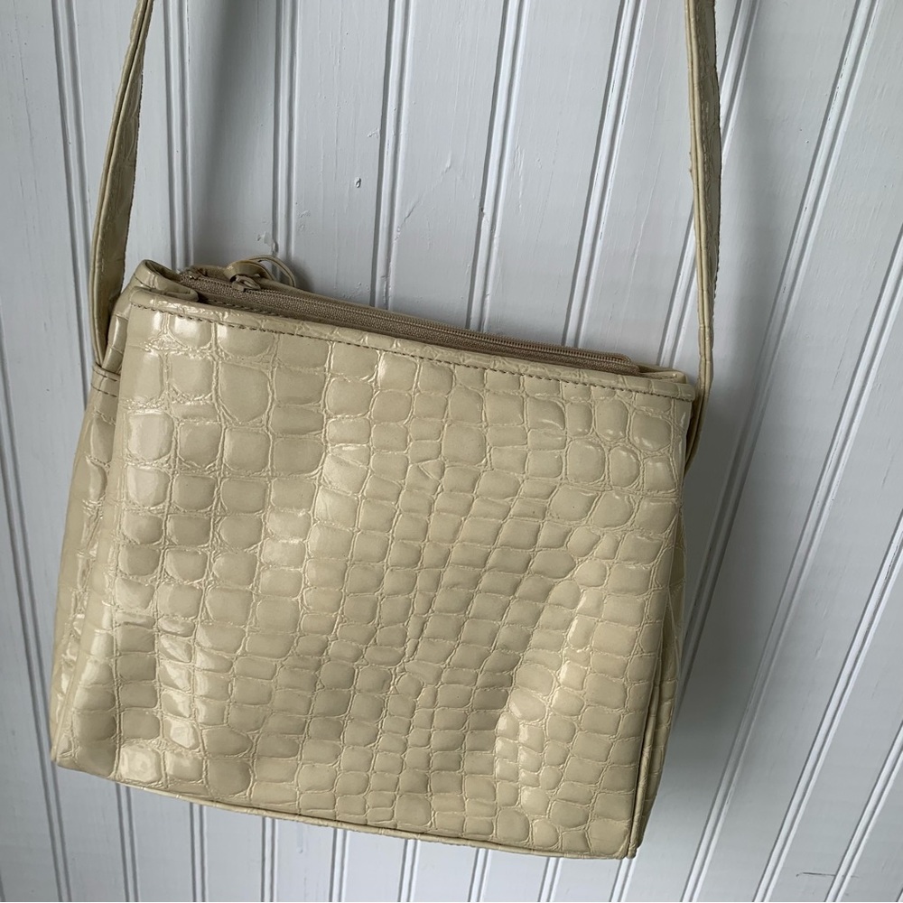 VIA PIAGGI Vintage Pocketbook w/Tassel Zipper; several compartments - Picture 6 of 10
